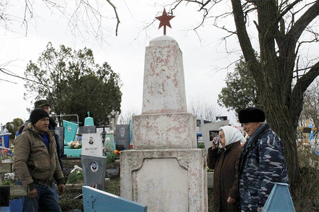 Жители Юго-Северной и сегодня приходят к памятнику погибшим в ВОВ