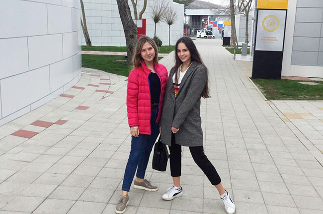 Елизавете Теплинской (слева) и Илоне Епифановой в Анапе нравится!