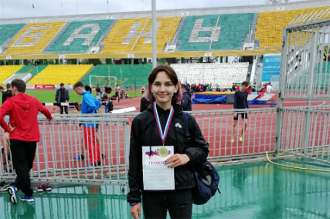 Победительница первенства края по прыжкам в высоту Алиса Шароглазова