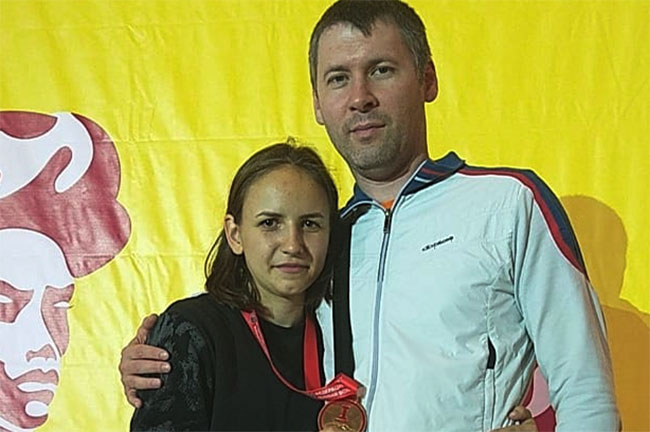 Нина Брожина вместе со своим тренером. И с золотой медалью первенства