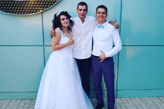 Максим и Мария и ведущий их свадьбы Сергей Семёнов.