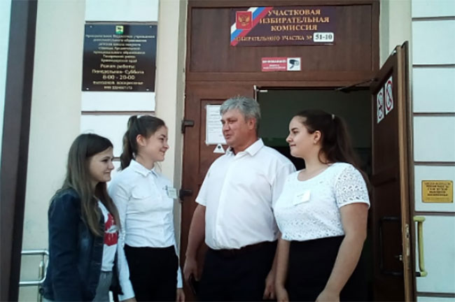 Евгений Абашкин вместе с волонтёрами молодёжного движения станицы.