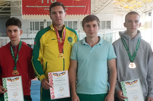 Тренер Роман Дерманский с медалистами.