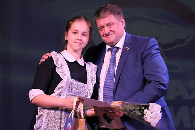 Юнкор Катюша Ганжала получила награду от Алексея Ткачёва.