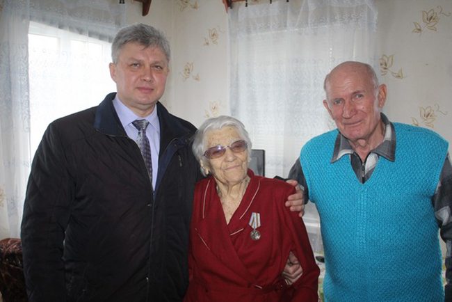 Юбилейную медаль вручили ветерану ВОВ Анне Петровне Белосоховой.