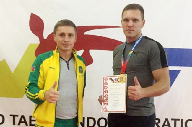 Чемпион ЮФО Александр Волобуев (справа) с тренером Романом Дерманским.
