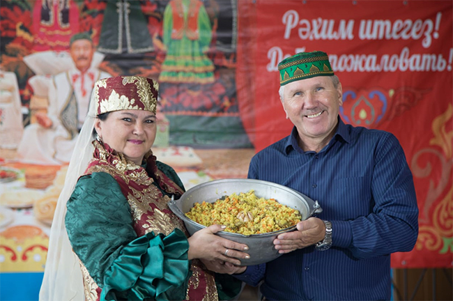 Директор СДК Владимир Комаров и Наталья Ганжа.