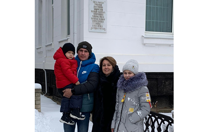 Наталья Бабанова с сыном Сергеем и внуками Артемом и Вероникой.