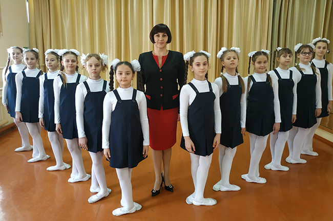 Ирина Вантеева со своими талантливыми воспитанницами из ансамбля