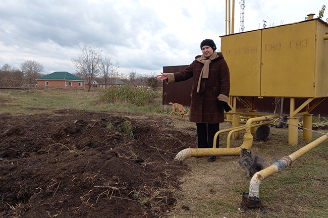 Светлана Зюзина возле нового газопровода - из архива редакции.