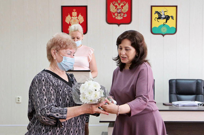 Замглавы района Надежда Муравская поздравила Лилию Рыженкову.