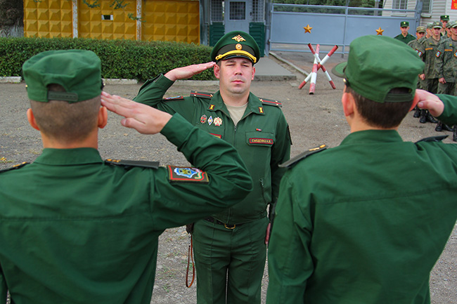 Замкомандира роты Андрей Сыщенко приветствует молодых сослуживцев.