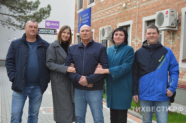 В. Бычков с дочерьми Еленой, Оксаной, зятем Юрием и внуком Олегом.