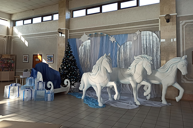 Белая лошадь выставка поделки. Белая лошадь Волгоград. Сани и три лошади инсталляция. Фотостудия белая лошадь Краснодар.