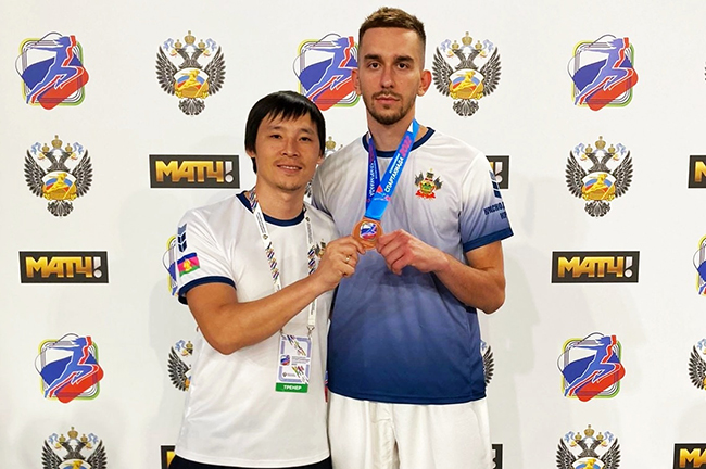 На снимке: Дмитрий Артюхов и его тренер Владимир Ким.